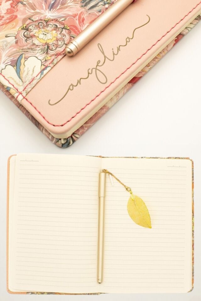 Kişiye Özel Çiçek Desenli Defter ve Tüy Kalem Seti Lazer İsim Kazıma Günlük Kartlıklı Defter Lila